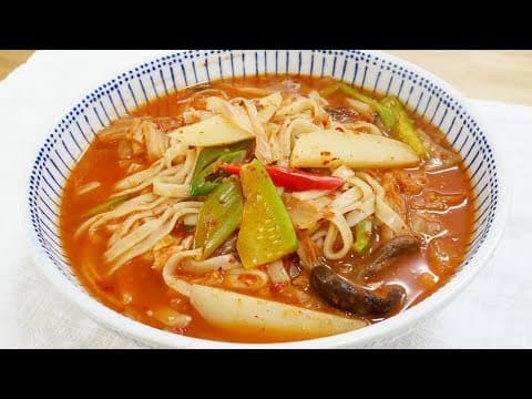 김치 칼국수 ( Noodle Soup with Kimchi )