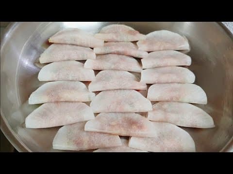 무를 이렇게 드셔보세요! 밀가루가 들어가지 않아서 많이 먹어도 소화가 잘되고 살찔 걱정도 없어요👍 간단하면서도 맛있는 무 요리