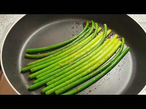 마늘쫑 진작 이렇게 먹을걸!! 마늘쫑은 무조건 길게 드세요~한 번 먹어보면 깜짝 놀랄 맛입니다👍 콜레스테롤은 낮추고 피는 맑게 해주는 마늘쫑 김밥💯