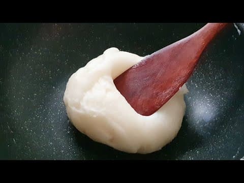 우유를 후라이팬에 넣고 바로 볶아보세요! 쫀득한 식감에 냉장고 우유가 남아나질 않아요. 방앗간에 가지 않고도 맛있는 우유떡이 완성됩니다