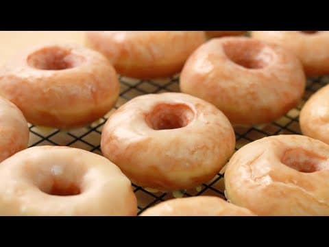 달콤함이 부서지는 폭신폭신 부드러운 글레이즈 도넛